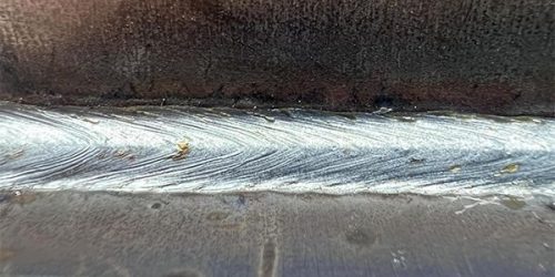 Bild 2. Das MIG-/MAG-Impulsschweißen ermöglicht hochwertigere, fast spritzerfreie Schweißnähte.